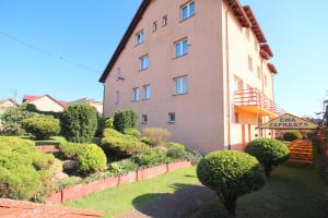 a large building with a garden in front of it at Willa Ewa in Jantar