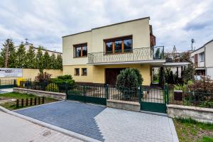 una casa con una entrada delante de ella en E-Stay Noclegi w Bydgoszczy, en Bydgoszcz