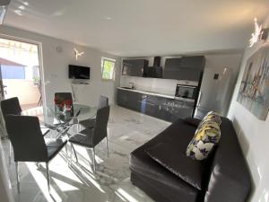 Kuchyňa alebo kuchynka v ubytovaní Apartmani Vujić- Villa Dolac