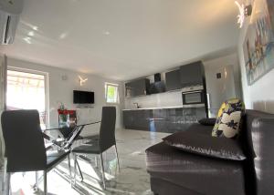 Kuchyňa alebo kuchynka v ubytovaní Apartmani Vujić- Villa Dolac