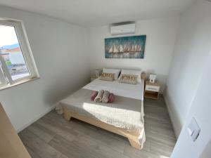 Posteľ alebo postele v izbe v ubytovaní Apartmani Vujić- Villa Dolac