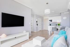 Telewizja i/lub zestaw kina domowego w obiekcie Apartos Sailor - Luxury Apartments