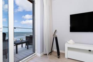 Telewizja i/lub zestaw kina domowego w obiekcie Apartos Sailor - Luxury Apartments