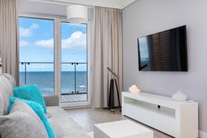 Telewizja i/lub zestaw kina domowego w obiekcie Apartos Sailor - Luxury Apartments