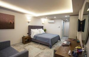 阿拉恰特的住宿－Casa Luna Hotel - Adult Only，酒店客房,配有床和沙发