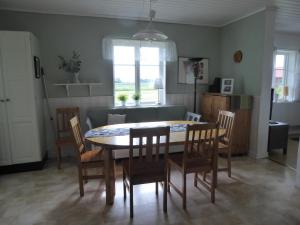 cocina y comedor con mesa y sillas en Villa Freja, en Linköping