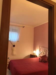 um quarto com uma cama e uma janela com um vestido em Miriam's Short Rent House em Roma