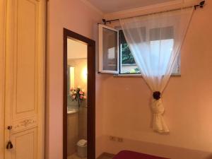 uma casa de banho com uma janela e uma cortina em Miriam's Short Rent House em Roma