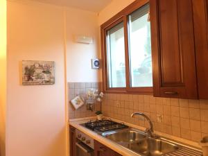 uma cozinha com um lavatório e uma janela em Miriam's Short Rent House em Roma