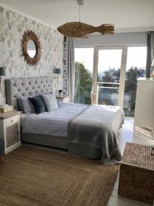 Postel nebo postele na pokoji v ubytování Biały Apartament Hampton w Playa Baltis