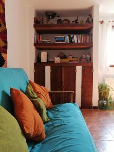 un sofá con almohadas en una habitación en Nothofagus Bed & Breakfast, en El Chaltén