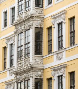 una fachada de un edificio amarillo con ventanas en Hotel Fregehaus en Leipzig