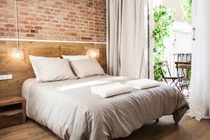 バルセロナにあるシエンのベッドルーム1室(大型ベッド1台、白い枕2つ付)