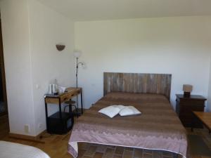 - une chambre avec un lit et 2 oreillers dans l'établissement Chambre d'hôtes "La Bastide des Eucalyptus", à Antibes