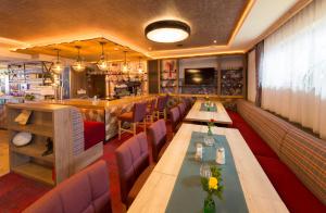 ein Restaurant mit zwei Tischen und einer Bar in der Unterkunft Friedlwirt-Kraftplatz Natur in Unken