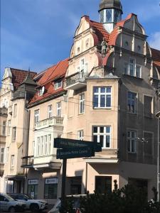 um edifício com uma torre de relógio em cima em Za Zielonymi Drzwiami em Sopot