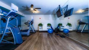 un gimnasio con cintas de correr y equipos de ejercicio en una habitación en Holiday Inn Express Osage Beach - Lake of the Ozarks, an IHG Hotel, en Osage Beach