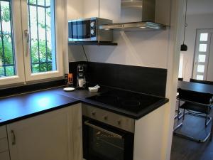 uma cozinha com um fogão e um micro-ondas em Joline private guest apartment just feel at home 