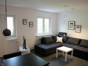 ein Wohnzimmer mit einem Sofa und einem Tisch in der Unterkunft Joline private guest apartment just feel at home 