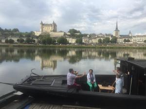 un groupe de personnes assises sur un bateau sur l'eau dans l'établissement BATEAU LE VENT DE TRAVERS, à Saumur