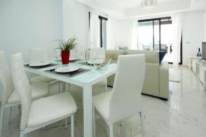 Posezení v ubytování Casares Del Mar Luxury Apartments penthouse with beach access + 17 fotografií