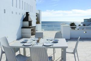 Balkón nebo terasa v ubytování Casares Del Mar Luxury Apartments penthouse with beach access