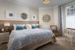 Un pat sau paturi într-o cameră la Kinbrae House Holiday Apartments