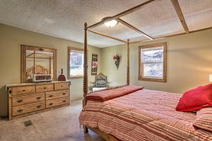 Gallery image of Hills City Hideaway 12 Miles to Mt Rushmore! in Hill City