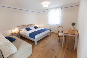 Ein Bett oder Betten in einem Zimmer der Unterkunft Casa Krasna Gourmet Boutique Hotel