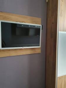 Un televizor și/sau centru de divertisment la Sunny Apartment