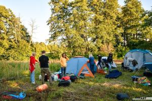 Kajakodajnia Campsite at the Wierzyca river في Kolińcz: مجموعة من الناس يقفون حول الخيام