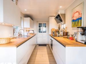Kuchyň nebo kuchyňský kout v ubytování Holiday home Henne XIII