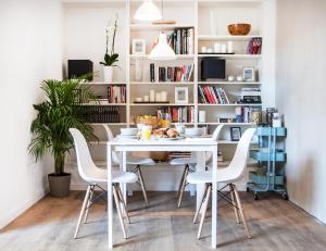 uma sala de jantar com uma mesa branca e cadeiras em Cien em Barcelona