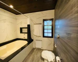 Ett badrum på Vila Suzana Parque Hotel