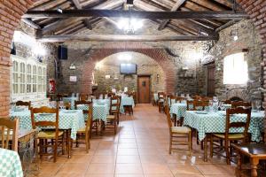 a dining room with tables and chairs in a building at Hospedium Hotel Rural Soterraña in Madroñera