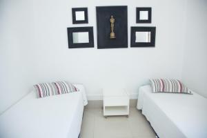 Ένα ή περισσότερα κρεβάτια σε δωμάτιο στο Apto frente mar Bal Camboriu pé na areia churrasqueira carvao na sacada fantástica e encantadora vista mar