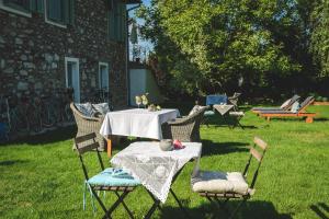 a table and chairs in a yard with a table at Vánkos Bed & Bistro in Badacsonyörs