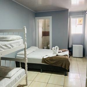 1 dormitorio con 2 literas y baño en Pousada Caminho Dos Sonhos, en Penha