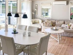 salon z białym stołem i krzesłami w obiekcie 6 person holiday home in V ggerl se w mieście Bøtø By