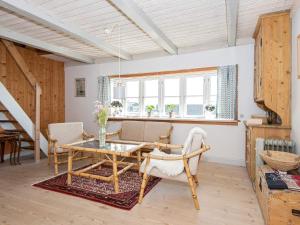 スナーヴィグにある6 person holiday home in Ringk bingのリビングルーム(テーブル、椅子、窓付)