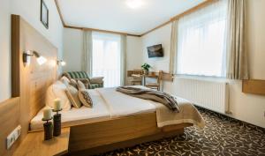 ein Schlafzimmer mit einem großen Bett in einem Zimmer in der Unterkunft Pension Appartements Gabriele in Bad Gastein