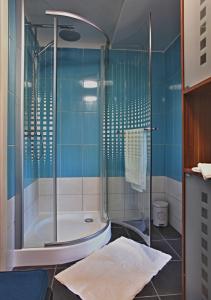 y baño con ducha y bañera. en Ubytování pod Rozhlednou, en Velké Karlovice