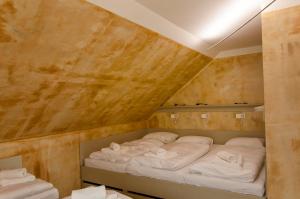1 dormitorio con 2 camas en una habitación con madera en Apartmány Modřínová Archa s privátní saunou, en Vaclavov u Bruntalu