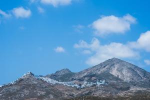 una montagna con una città in cima di Chill & Co. Serifos a Livadi