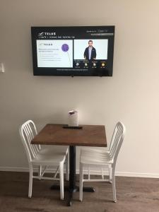 TV a/nebo společenská místnost v ubytování Humpback Inn