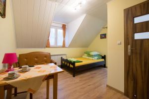 Posteľ alebo postele v izbe v ubytovaní Dworek Julia - Klimatyzowane Komfortowe Pokoje nad Soliną - Bieszczady