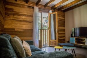 卡夫赫平原的住宿－Barbadine，带沙发和大窗户的客厅