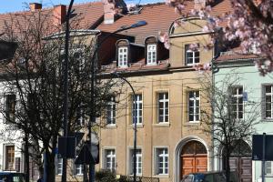 ein großes braunes Gebäude mit rotem Dach in der Unterkunft Ferienwohnung "Beim Nachtwächter" in Görlitz