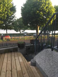 una terrazza in legno con panchina e ringhiera di Le bord de Loire a Basse-Indre