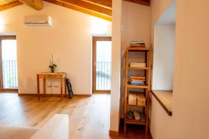 a living room with a couch and a book shelf at B&B Sopralapanca in Postalesio